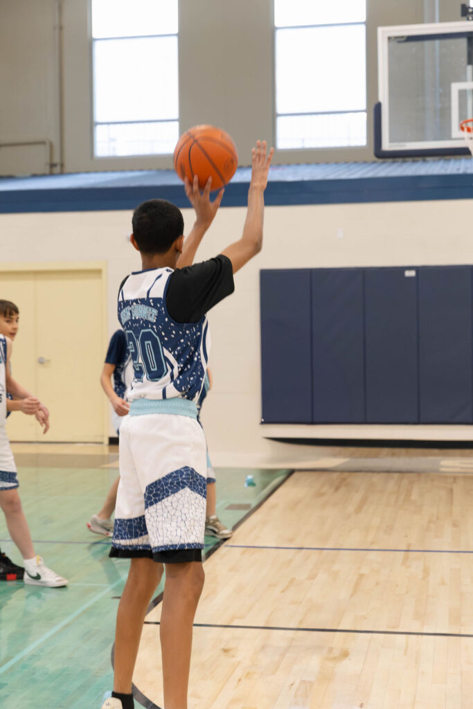 0O5A9565-Enhanced-NR basketball player on new summit yetis team shoots basketball